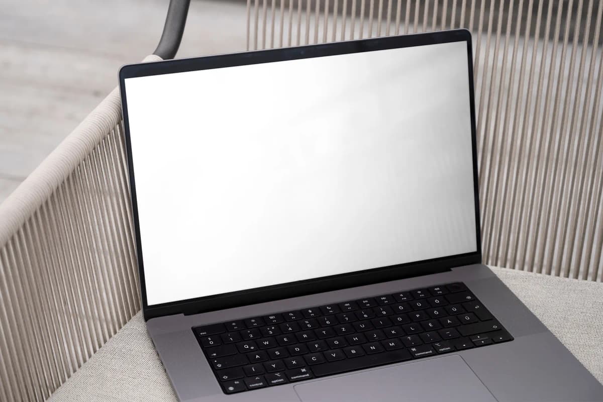 MacBook Mockup S002-025